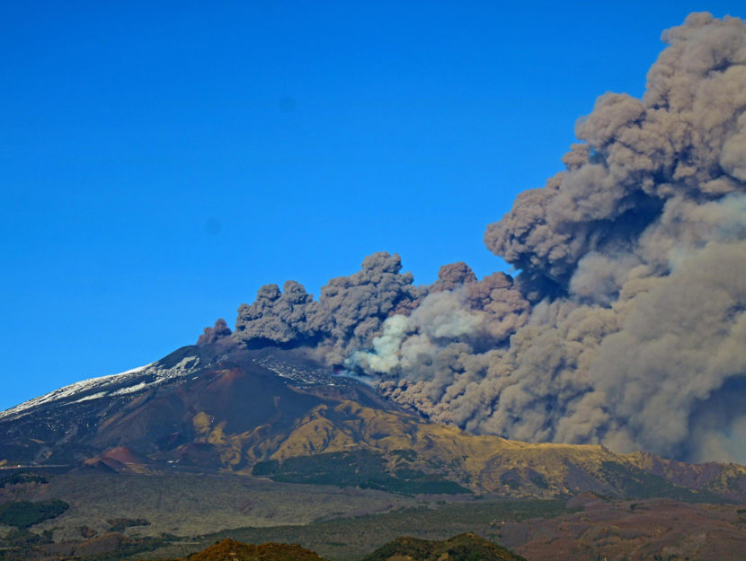 A high smoke column comes out of the Etna volcano in Catania, December 24th 2018.
 ANSA/GIUSEPPE PAPPA