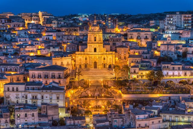 Le prime luci della sera in una vista ravvicinata del bellissimo Duomo di San Giorgio a Modica, poco dopo il tramonto.