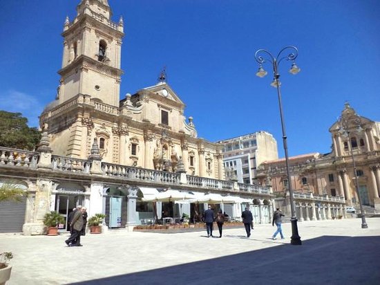 Capodanno a Ragusa: divieto di botti e petarti in piazza San Giovanni. Sarà una discoteca a cielo aperto