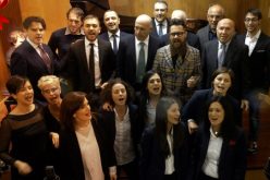 Modica: dipendenti Avimecc, dopo incendio che ha distrutto l’azienda, cantano la gioia del Natale. VIDEO