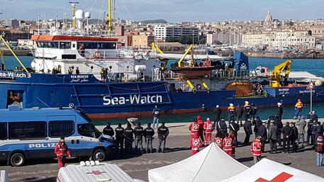 La Sea Watch arriva nel molo di Levante e attracca nel porto di Catania, 31 gennaio 2019.
ANSA/ORIETTA SCARDINO