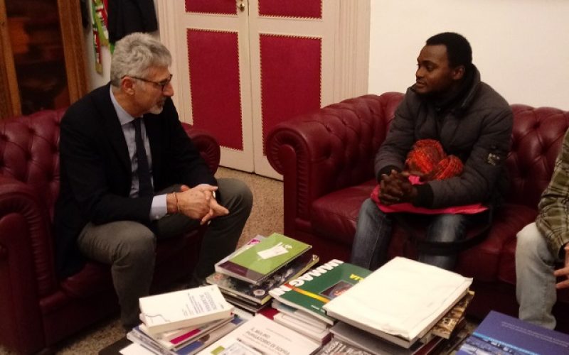 La bella storia di Peter, il migrante che ha restituito una borsa con mille euro