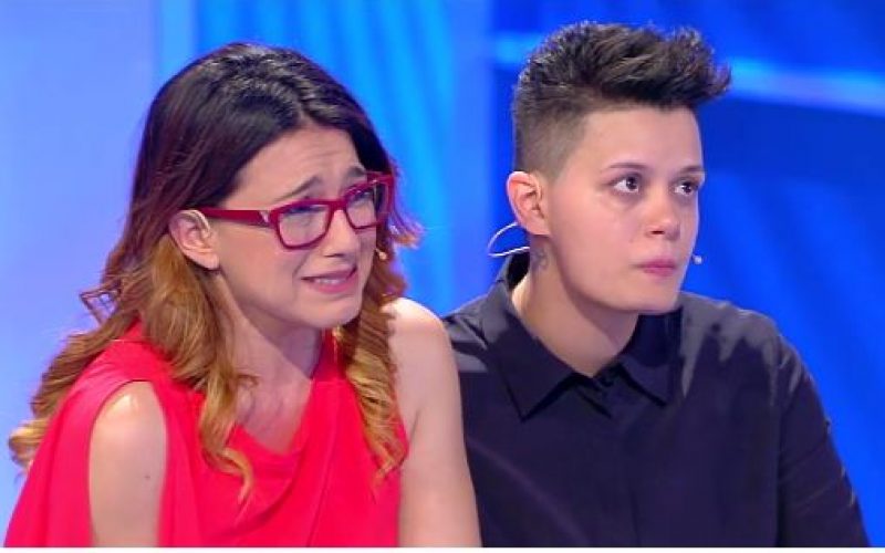 Voglio sposare una donna. Sabato, a C’è posta per te, la storia di due ragazze siracusane. VIDEO