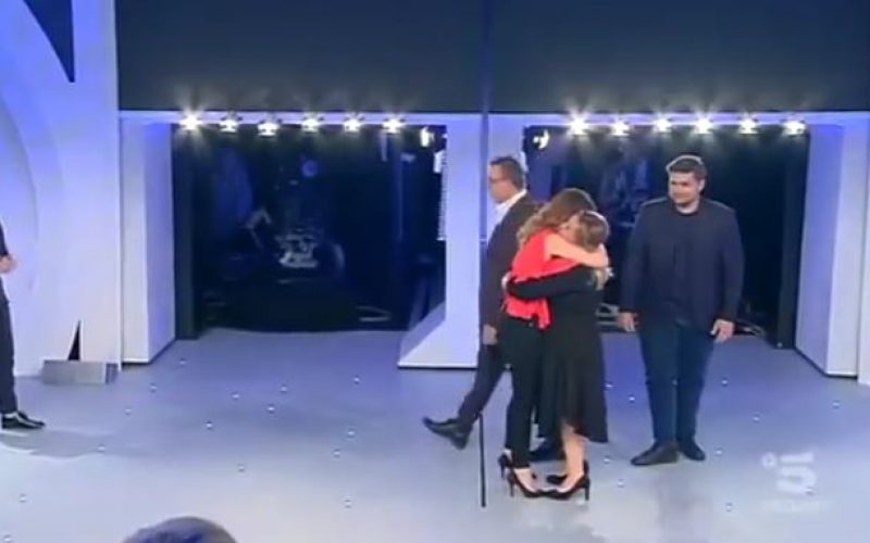 A C’è posta per te, si apre la busta per Deny e Deborah. Poi, il matrimonio in Comune. VIDEO