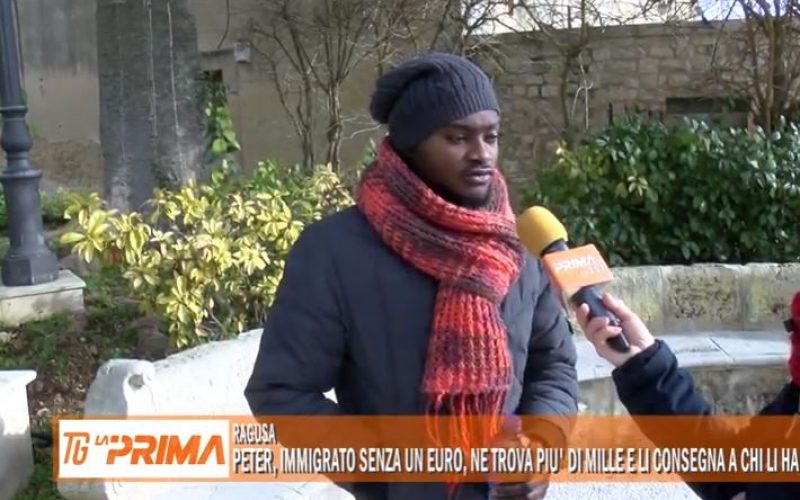 Ragusa: immigrato restituisce una borsa con mille euro. VIDEO