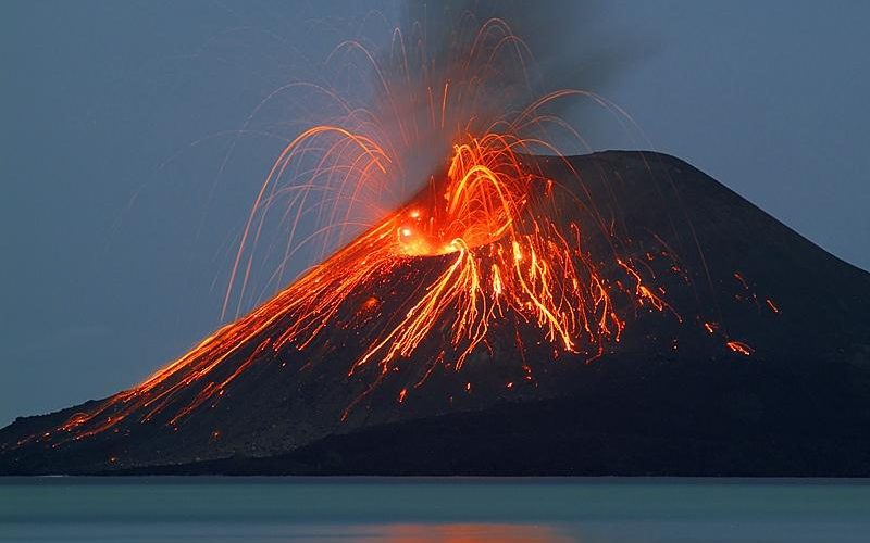 Stromboli in eurzione, vulcano tentuo sotto stretta osservazione