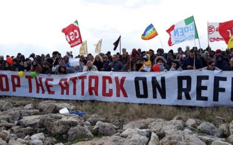 Fateli scendere: 300 persone stamani sugli scogli del porto di Siracusa