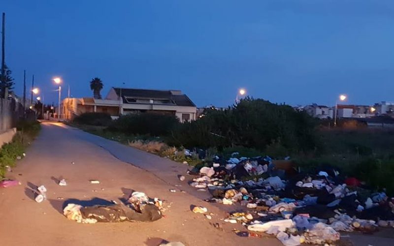LA FOTO. A Scoglitti, una discarica a cielo aperto in via Orazio Rizzo