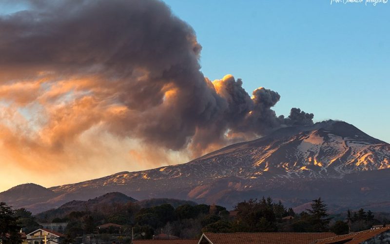 Ancora cenere dall’Etna, chiuso un settore dello spazio aereo dell’aeroporto di Catania