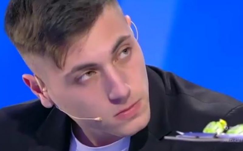 A C’è posta per te, il vittoriese Michael non riesce a perdonare la mamma che lo ha abbandonato. VIDEO