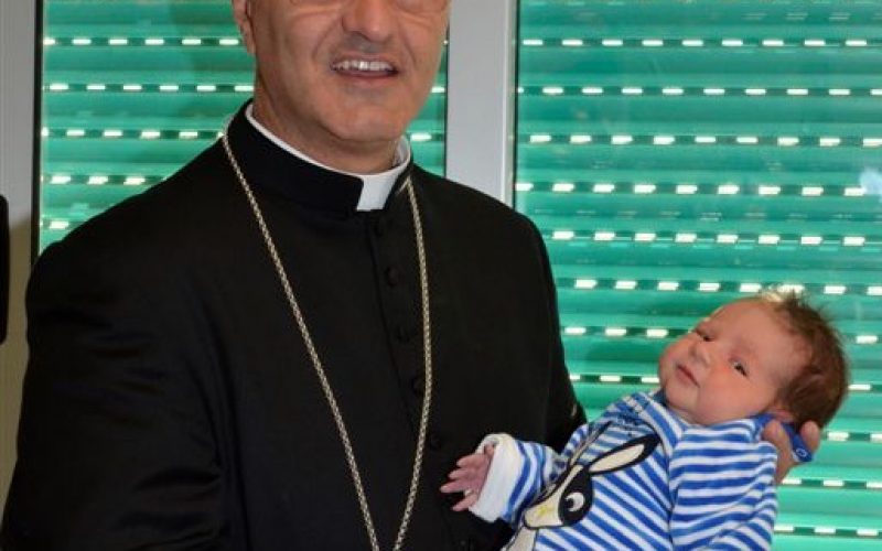 Ragusa: al Maria Paternò Arezzo, il vescovo Cuttitta in visita per la benedizione dei neonati
