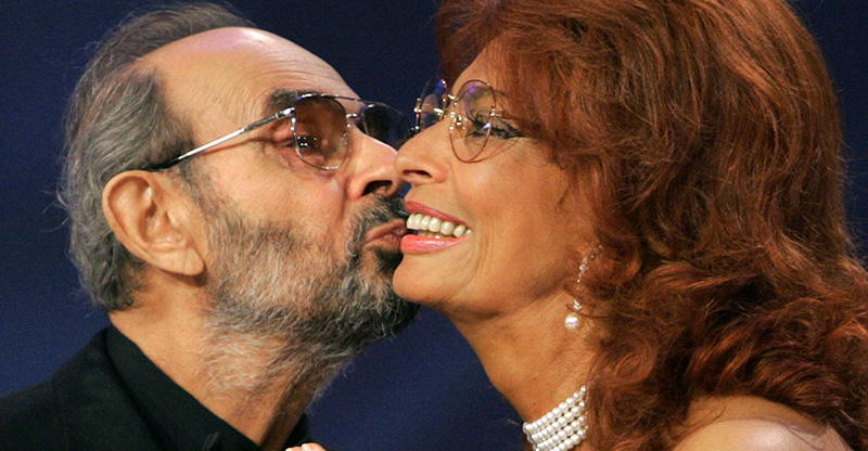 U.S. movie director Stanley Donen, left, kisses Italian actress Sofia Loren as he is awarded for his career at the 61st edition of the Venice Film Festival in Venice, northern Italy, Saturday, Sept. 11, 2004. (AP Photo/Domenico Stinellis)