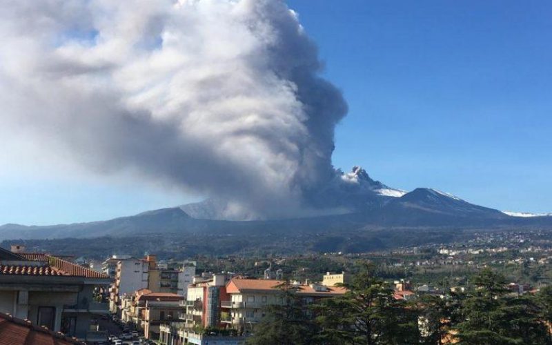 Nuova emissione di cenere dal cratere Nord-Est dell’Etna