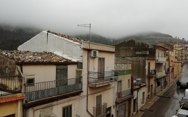 Stamattina c’era il sole, ora fiocchi di neve a Chiaramonte Gulfi