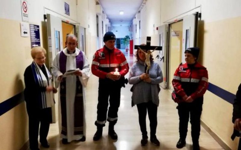 I malati al centro della Via Crucis al polo oncologico del Maria Paternò Arezzo