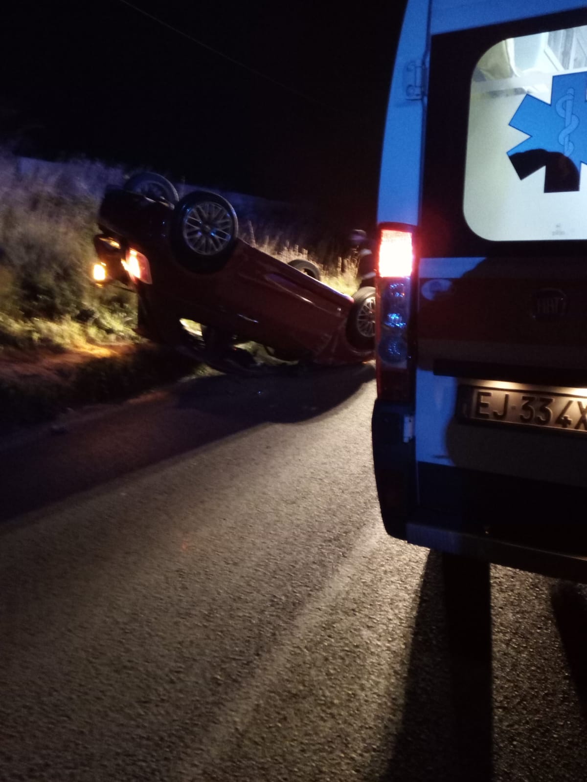 Incidente sulla Santa Croce-Marina, auto si capovolge