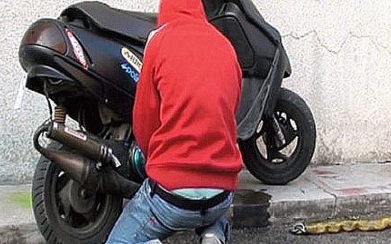 Sorpresi dai Carabinieri mentre smontavano scooter rubati: arrestato 26enne e denunciato il complice