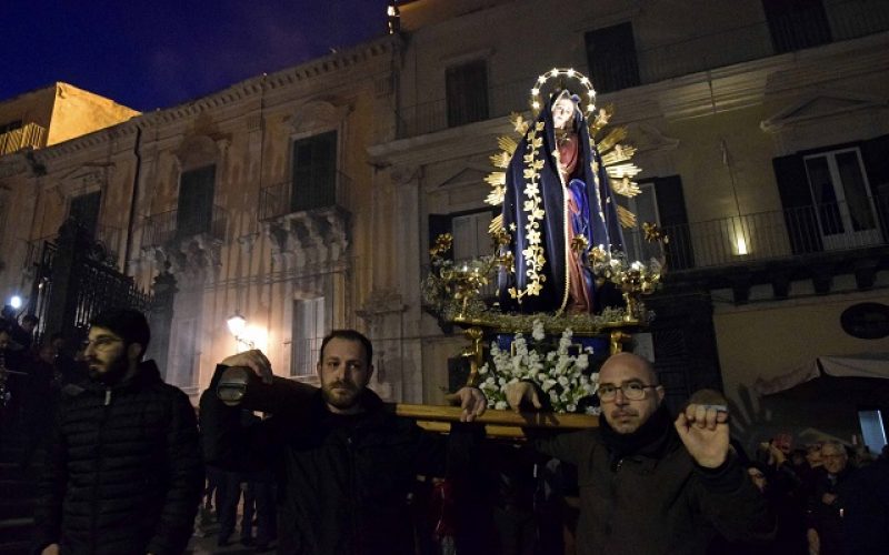 A Ibla, il corteo silenzioso con l’Addolorata e il Cristo morto