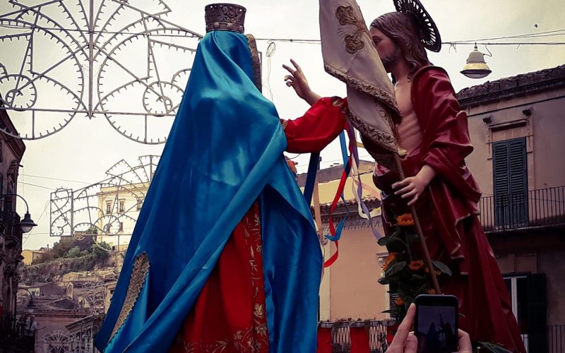 Modica: Maronna Vasa Vasa, otto baci nonostante il vento