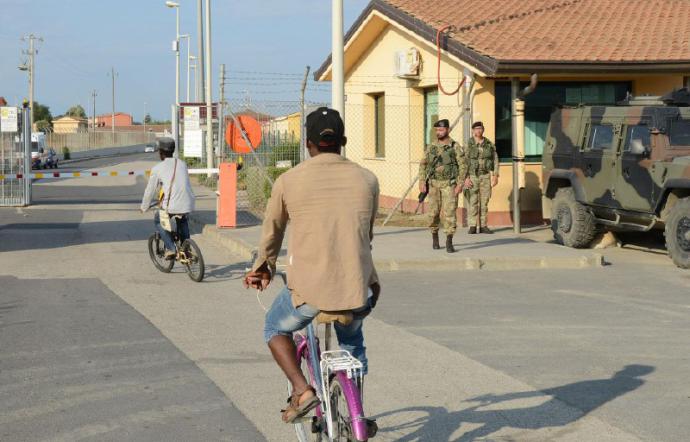 Cara di Mineo: si continuano a trasferire i migranti, la chiusura entro l’anno