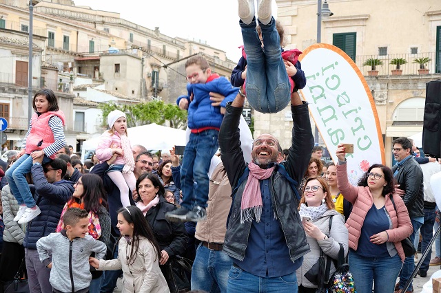 Modica: in una gremita piazza Matteotti il rito Crisci Ranni