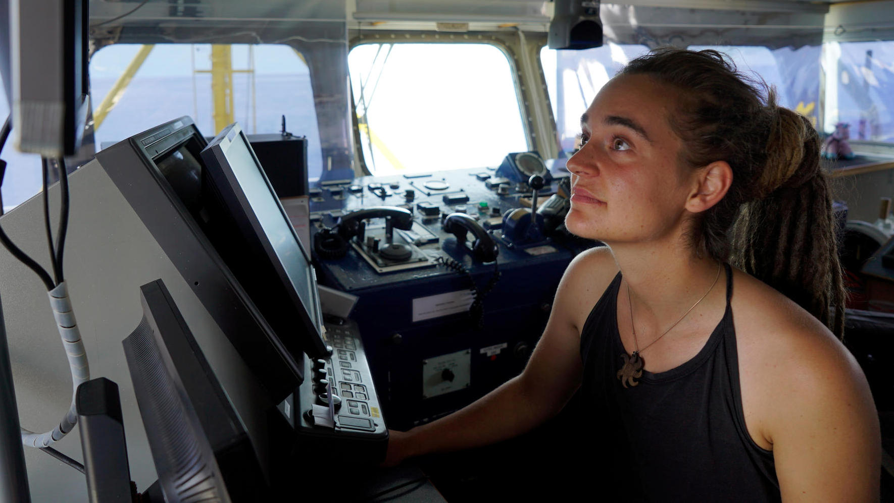HANDOUT - 20.06.2019, ---, Mittelmeer: Carola Rackete aus Kiel, deutsche Kapitänin der «Sea-Watch 3», aufgenommen an Bord des Rettungschiffs. Die deutsche Kapitänin des blockierten Rettungsschiffs «Sea-Watch 3» ist bereit, trotz Verbot der italienischen Regierung in die Hoheitsgewässer des Landes zu fahren. «Ich fahre in italienische Gewässer und ich bringe sie (die Migranten) in Sicherheit auf Lampedusa», sagte Rackete der Zeitung «La Repubblica» (Dienstag). Sie warte nun noch auf eine Entscheidung des Europäischen Gerichtshofs für Menschenrechte (EGMR) in Straßburg. Foto: Till M. Egen/Sea-Watch.org/dpa - ACHTUNG: Nur zur redaktionellen Verwendung und nur mit vollständiger Nennung des vorstehenden Credits +++ dpa-Bildfunk +++