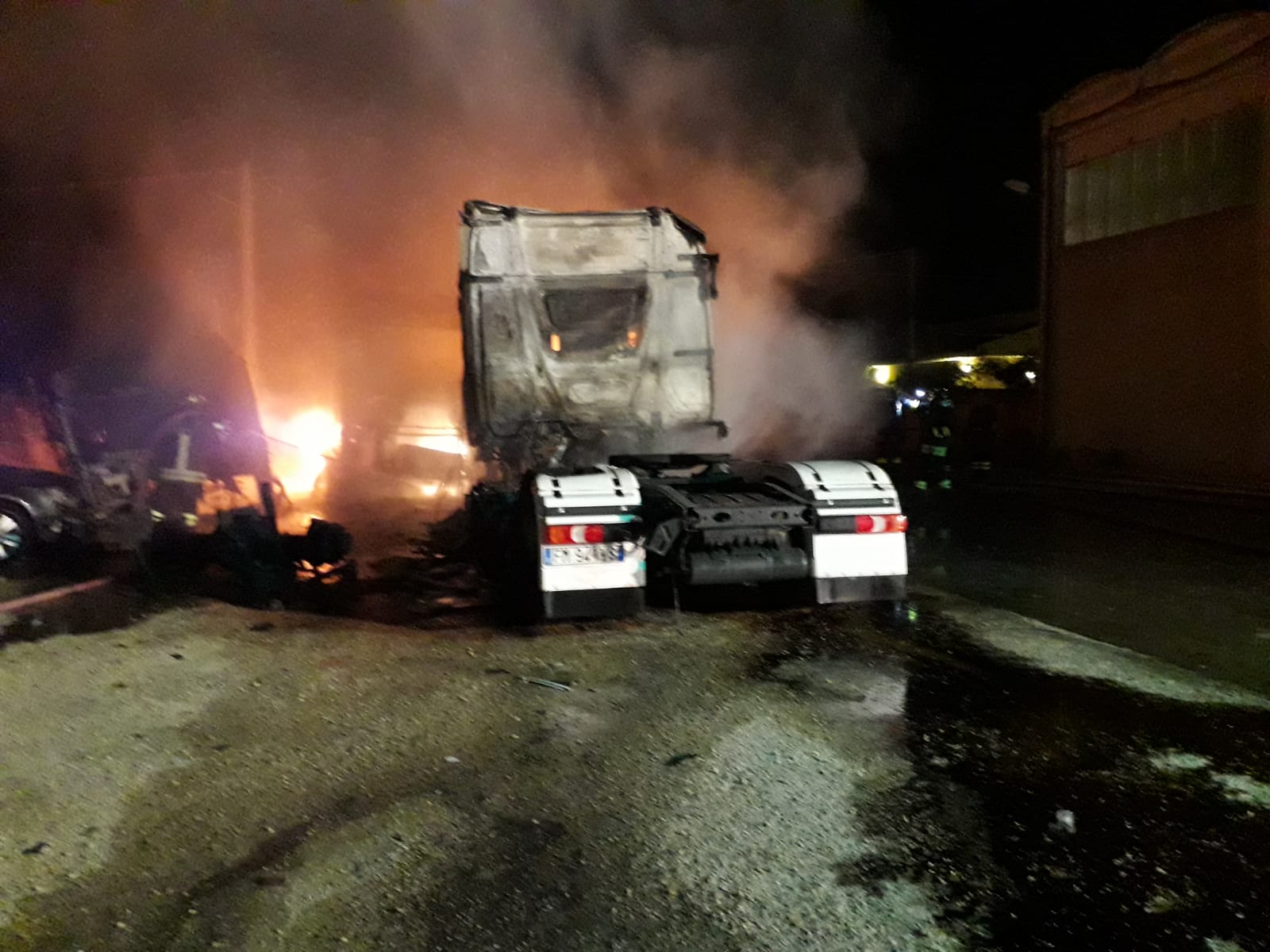 A fuoco camion nel piazzale di un’officina sulla Comiso-Chiaramonte