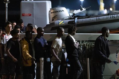 Migrants disembark from an Italian Guardia di Finanza (GdF) ship in Pozzallo, Sicily Island, southern Italy, 09 July 2019.  A total of 53 migrants were rescued on a boat in the Sicilian Channel by a Coast Guard patrol boat, but six of them were immediately transferred to Lampedusa due to medical problems.
ANSA/CICCIO RUTA