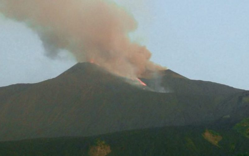 Eruzione di cenere e lava dall’Etna: livello di allerta passa da verde a giallo