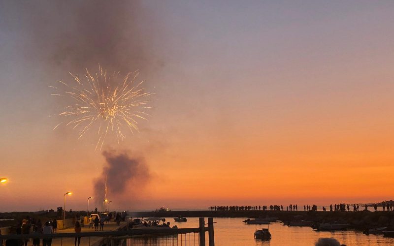 “A Varchiata”: che spettacolo i fuochi al tramonto sul molo di Donnalucata!
