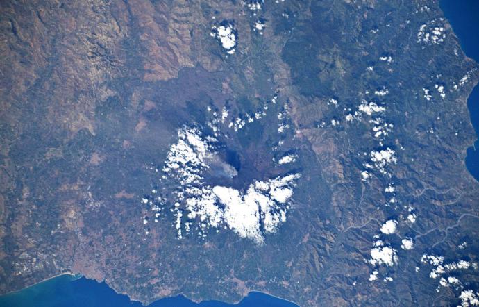 Lo sbuffo dell’Etna visto dallo spazio. La foto di Luca Parmitano