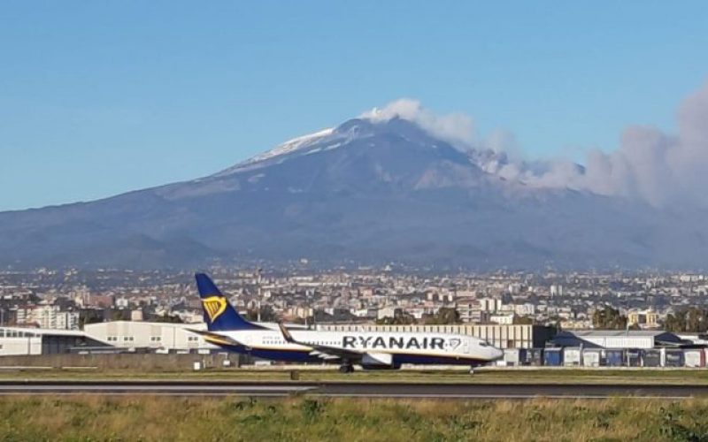 L’Etna sbuffa: chiusa una parte dello spazio aereo