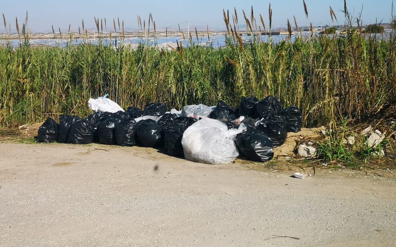 Marina di Acate, foce del fiume Dirillo. In poche ore, differenziati sacchi e sacchi di rifiuti