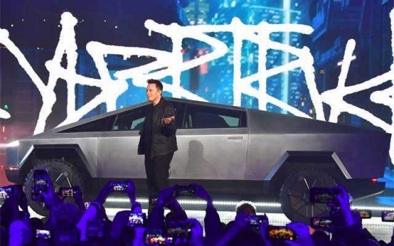 Tesla svela Cybertruck: il pick-up elettrico avveniristico
