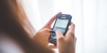 Minacciava due donne della provinia di Ragusa di diffondere immagini intime