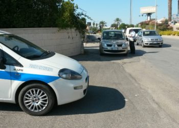Modica: Utilizzavano il cellulare in auto e non erano assicurati, multe e sanzioni