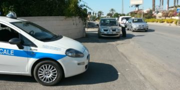 Modica: Utilizzavano il cellulare in auto e non erano assicurati, multe e sanzioni