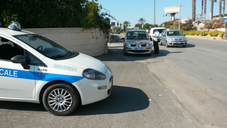 Modica: Utilizzavano il cellulare in auto e non erano assicurati, multe e sanzioni