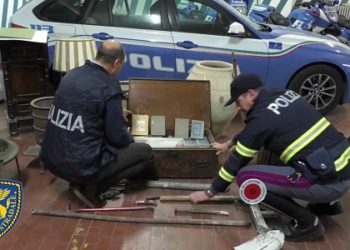 Cinquantenne senza patente da dieci anni, trovato alla guida di auto con refurtiva di valore. Denunciato