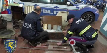 Cinquantenne senza patente da dieci anni, trovato alla guida di auto con refurtiva di valore. Denunciato