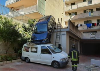 A Modica piovono auto: donna sfonda muro e finisce su un furgone