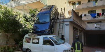 A Modica piovono auto: donna sfonda muro e finisce su un furgone