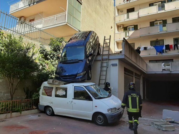 A Modica piovono auto: donna sfonda muro e finisce su un furgone