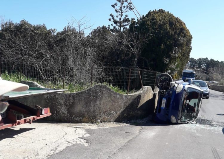 Cappotta con la Smart, ferita una giovane ragazza a Modica