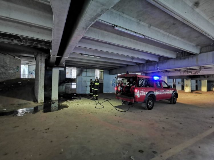 Modica: tentano di appiccare un incendio all’interno del parcheggio di viale Medaglie D’Oro, intervenuti i pompieri