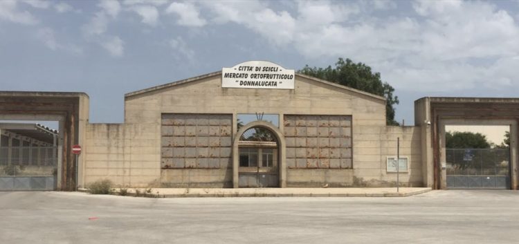 Muletto schiaccia operaio al mercato ortofrutticolo di Donnalucata: muore Guglielmo Paolello