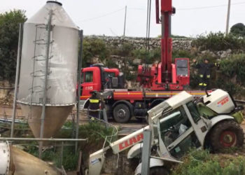 Macchina agricola finisce in una scarpata a San Giacomo, il recupero dei Vigili del fuoco