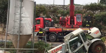 Macchina agricola finisce in una scarpata a San Giacomo, il recupero dei Vigili del fuoco