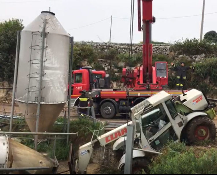 Macchina agricola finisce in una scarpata a San Giacomo, il recupero dei Vigili del fuoco