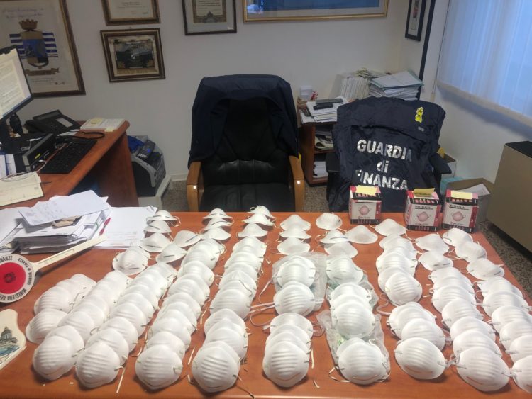 Oltre 205 mascherine non sicure sequestrate nel ragusano
